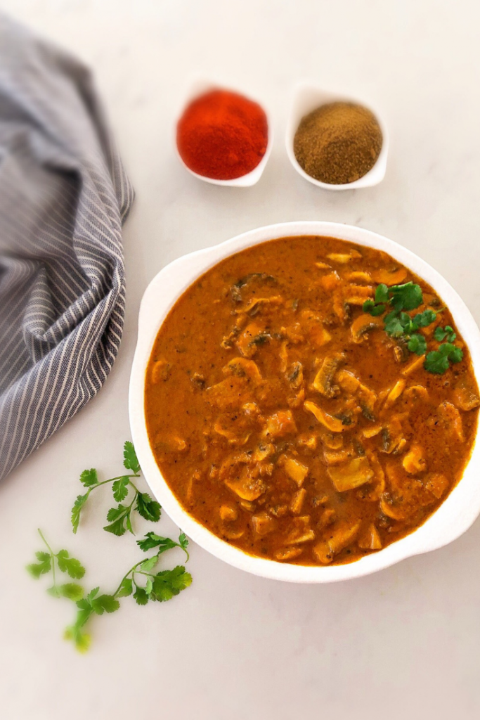 Mushroom curry cooked with tomatoes, yogurt and spices