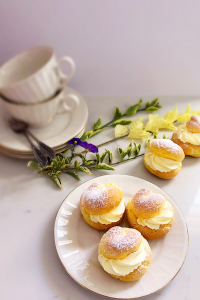Easy Choux pastry filled with caramel and whipped cream