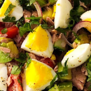 Summer salad with tuna, avocado and egg
