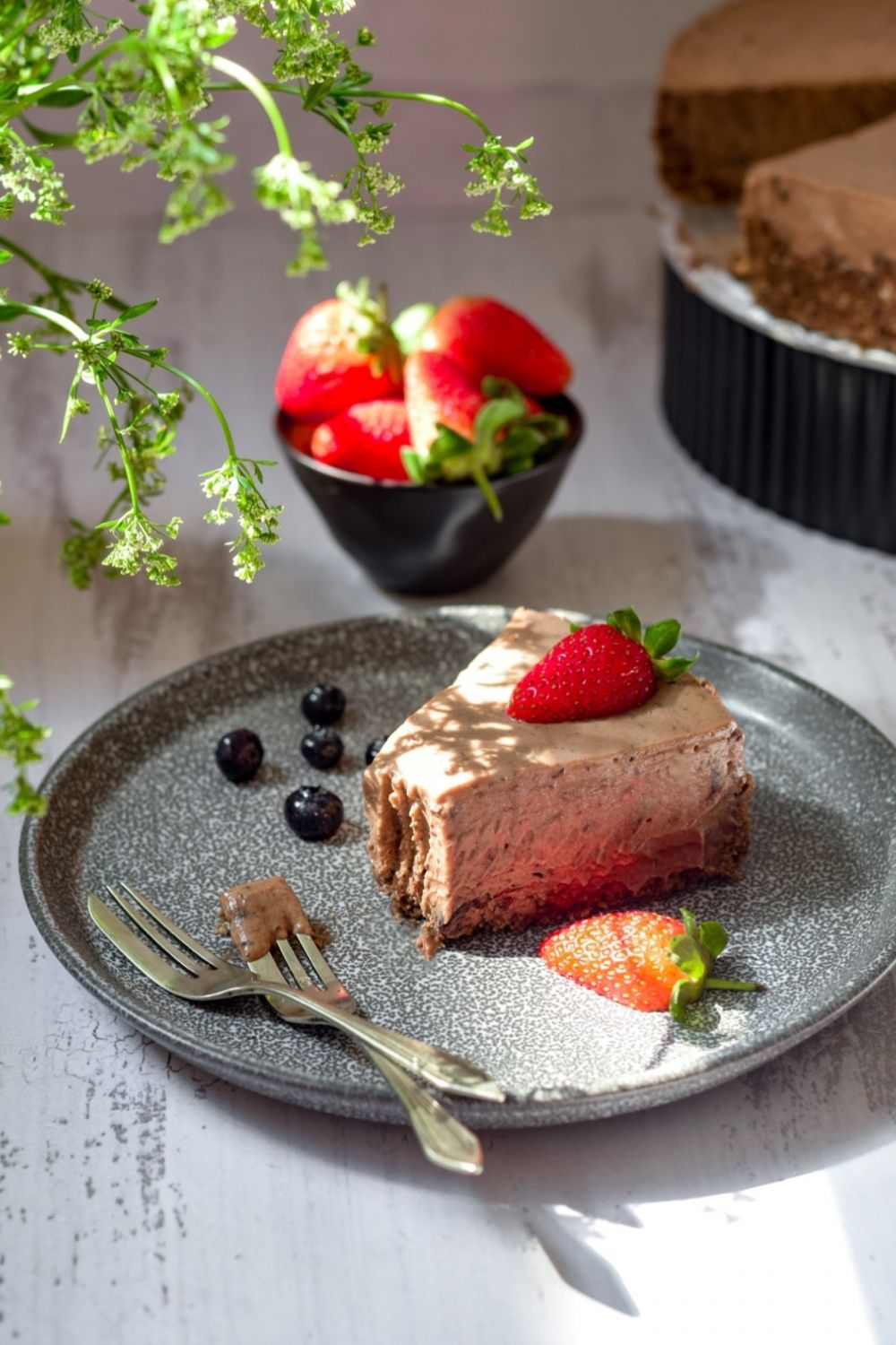 A pice of no bake chocolate cheesecake on a plate