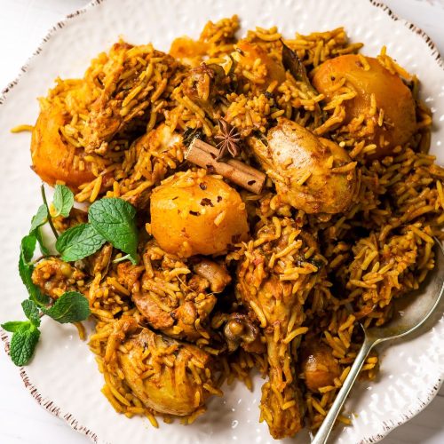 Chicken Akni in a white plate