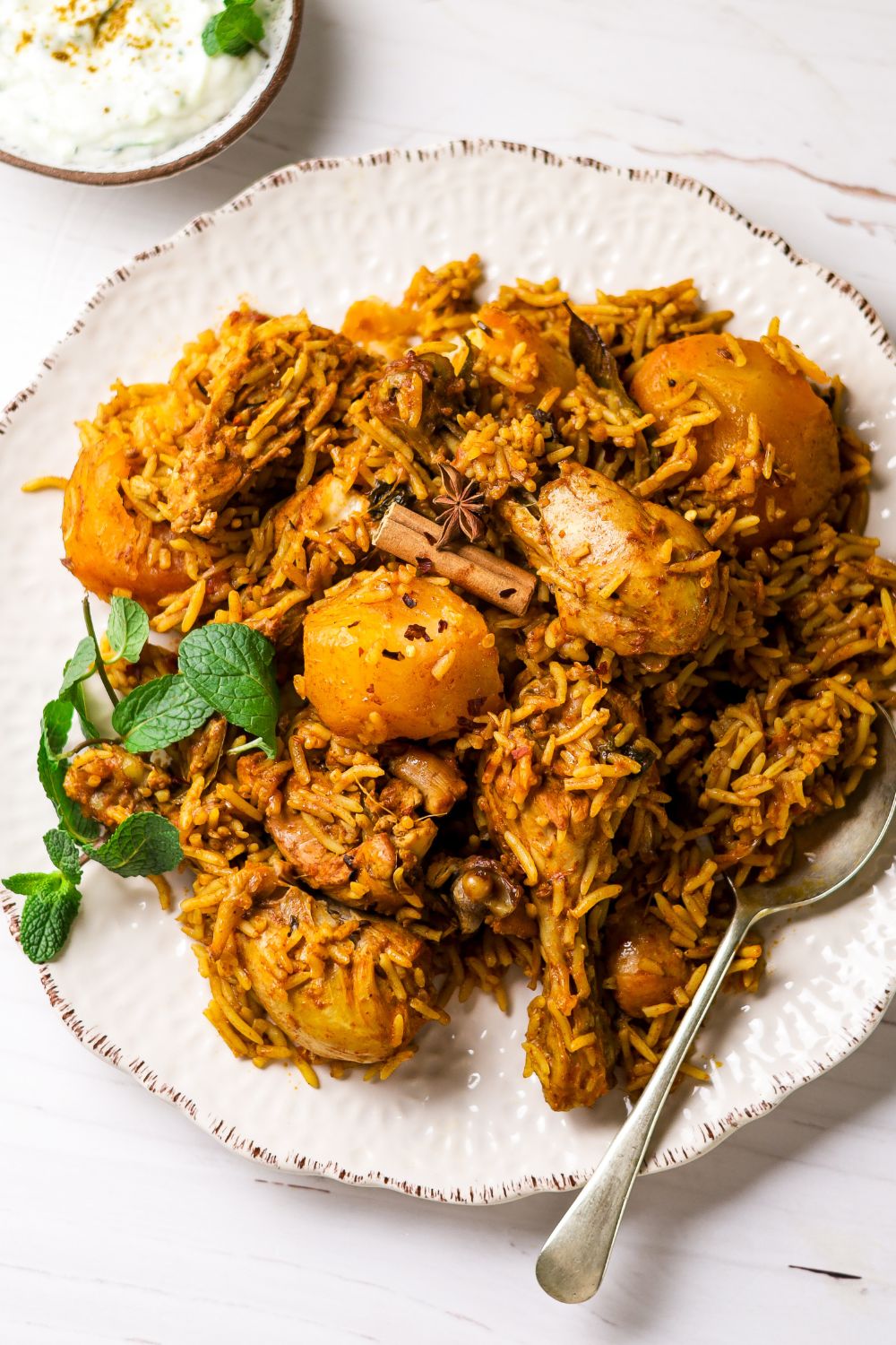 Chicken Akni in a white plate